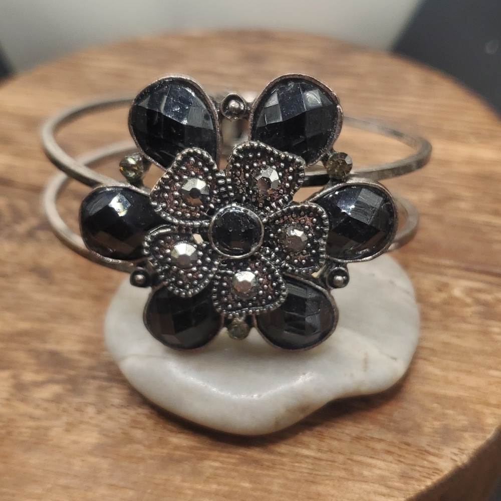 Black dahlia bloom‎ hinge bracelet B3140